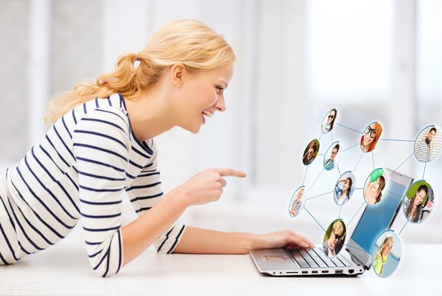 修剪草坪的小黄人 视频缩略图