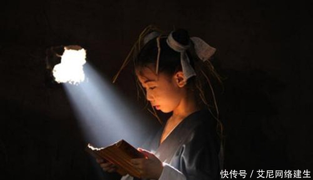 俏皮女学生 视频缩略图