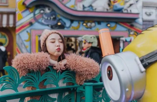 修剪草坪的小黄人