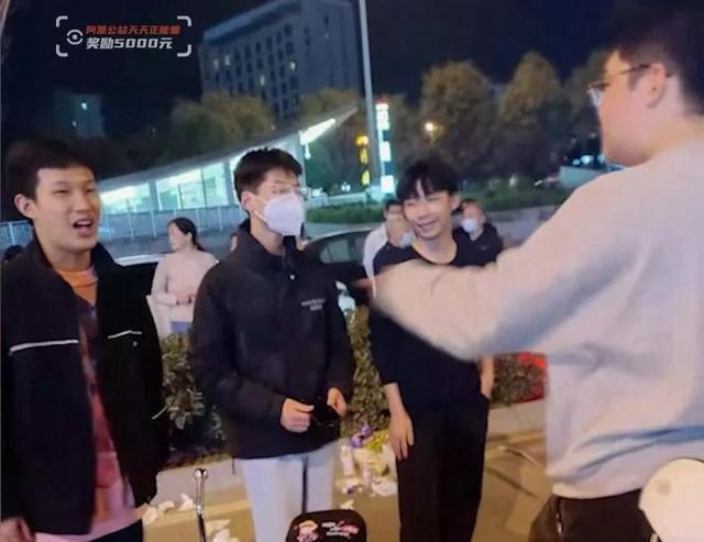 冰下的鱼 视频缩略图