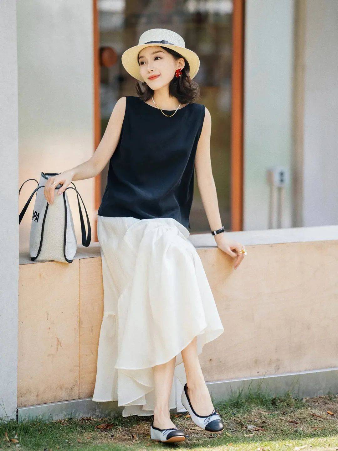 俏皮女学生 视频海报