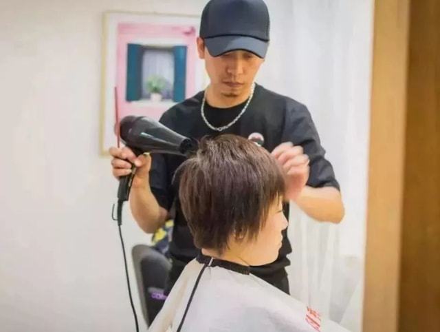 修剪草坪的小黄人 视频缩略图