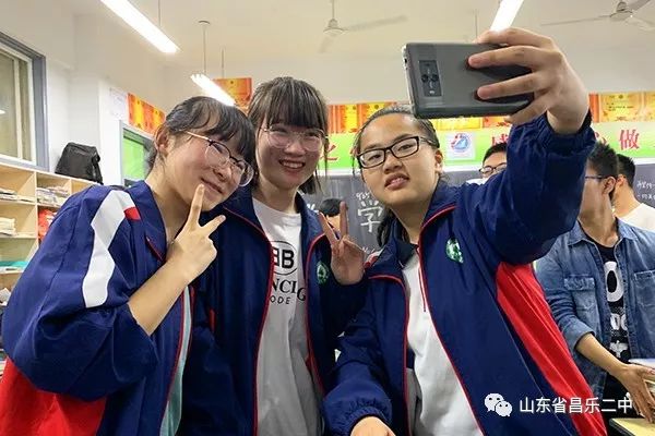 修剪草坪的小黄人 视频缩略图