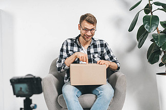 你不是我 视频主图