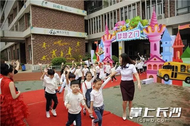 他的三个女儿 视频海报