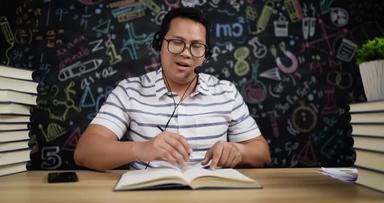 住货车的女士 视频海报