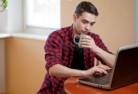 冰下的鱼 视频缩略图